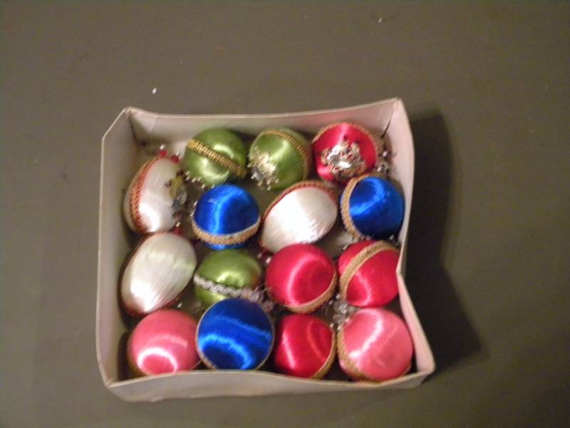 lot 18 image: 15 Silk Thread Ornaments