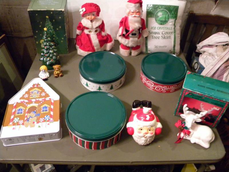 lot 26 image: Christmas Decorations