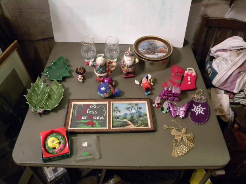 lot 27 image: Christmas Decorations