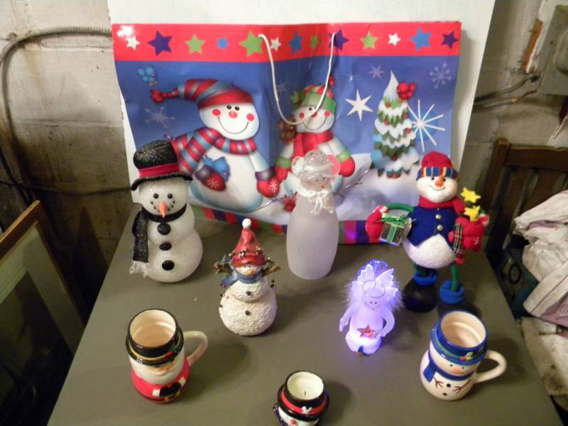 lot 28 image: Christmas Decorations