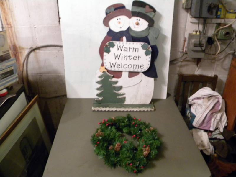 lot 31 image: Christmas Decorations