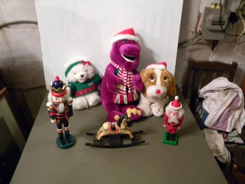 lot 32 image: Christmas Decorations