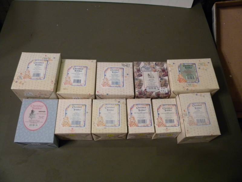 lot 33 image: 11 Cherished Teddies
