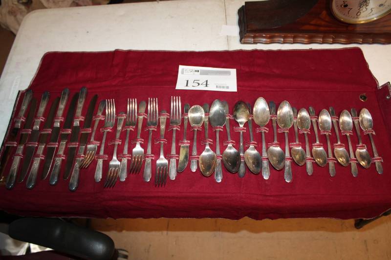 lot 154 image: Wm. Rogers 33-Piece 8-Setting Flatware w Case