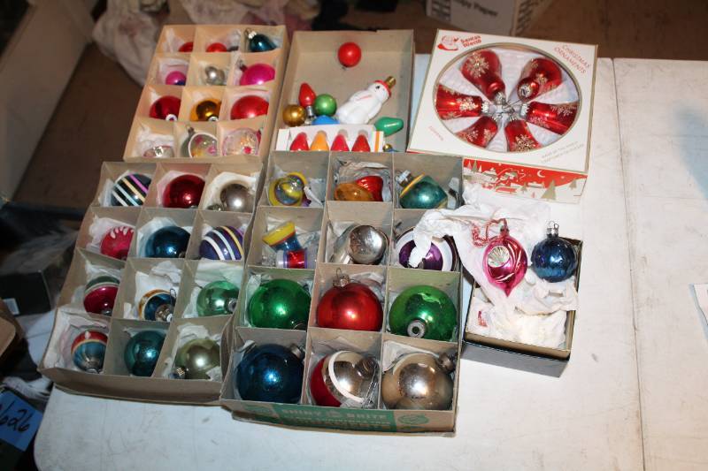 lot 159 image: Christmas Tree Dcor