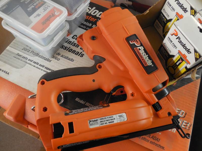 PASLODE  CORDLESS ANGLED FINISH NAILER WITH NAILS & FUEL PACKS