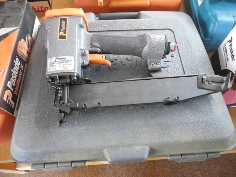 PASLODE 316 AIR STAPLER WITH CASE