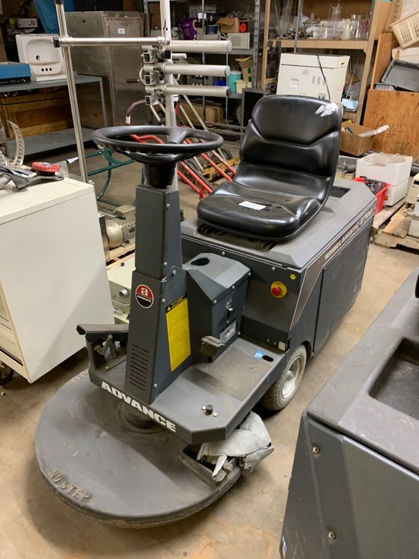 lot 27 image: Floor scrubber machine