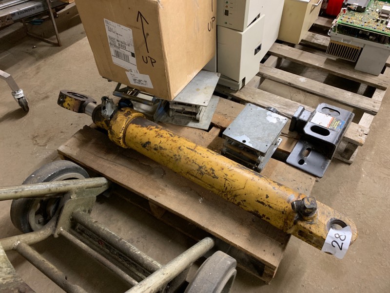 lot 28 image: Hydraulic cylinder