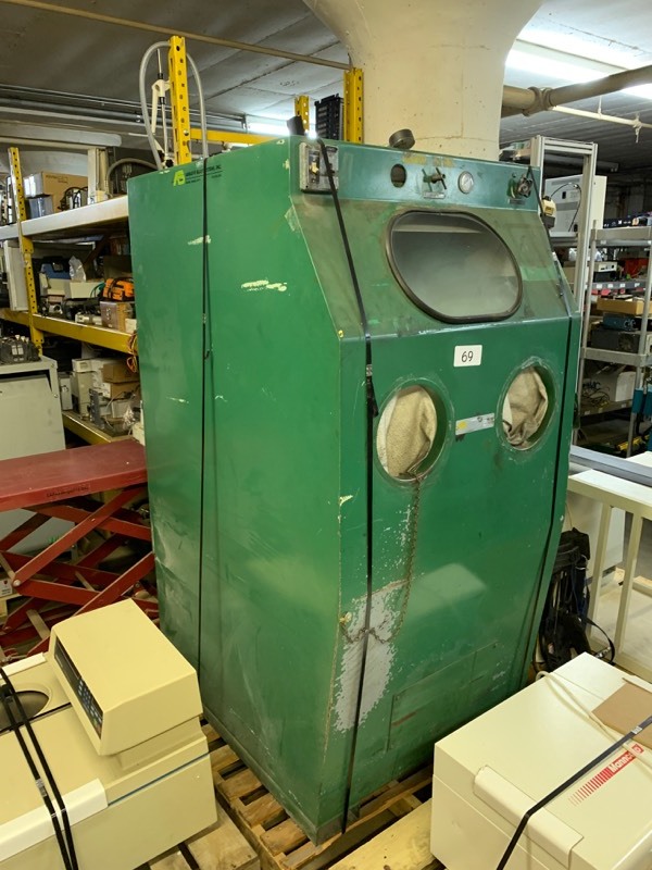 lot 69 image: Abrasives blast cabinet