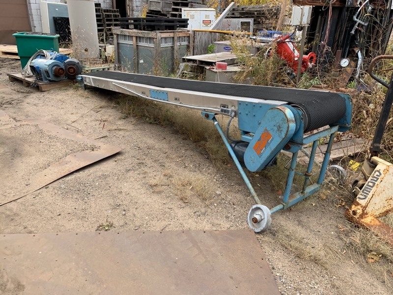 lot 83 image: Large powered belt conveyor