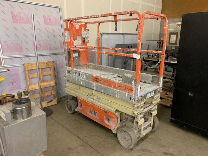 lot 1 image: JLG man lift