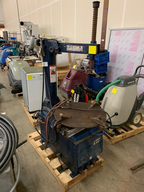 lot 2 image: Tire machine