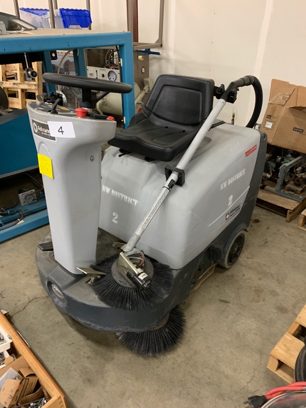 lot 4 image: Advance floor sweeper machine