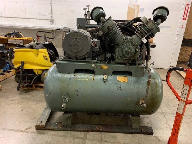 lot 5 image: Large horizontal compressor