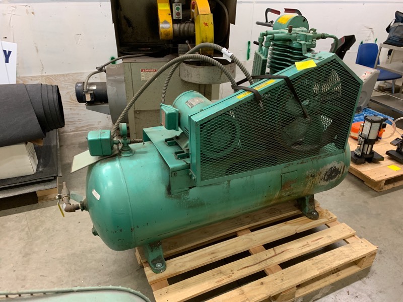 lot 8 image: Horizontal compressor