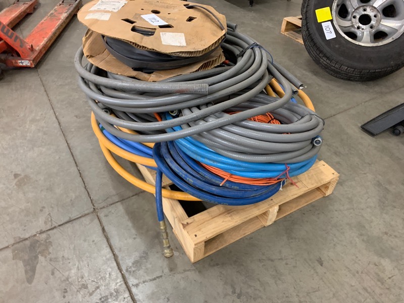 lot 112 image: Lot of metallic conduit