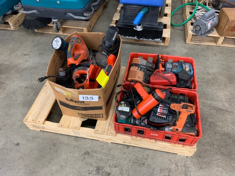lot 133 image: Pallet of cordless and corded tools