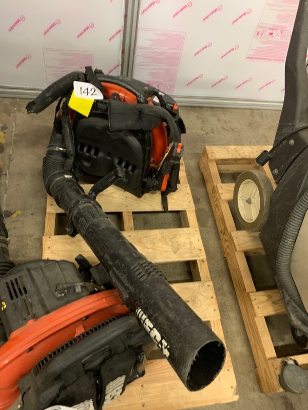 lot 142 image: Backpack leaf blower