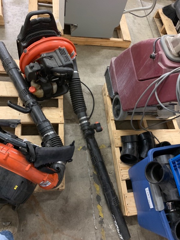 lot 143 image: Backpack leaf blower