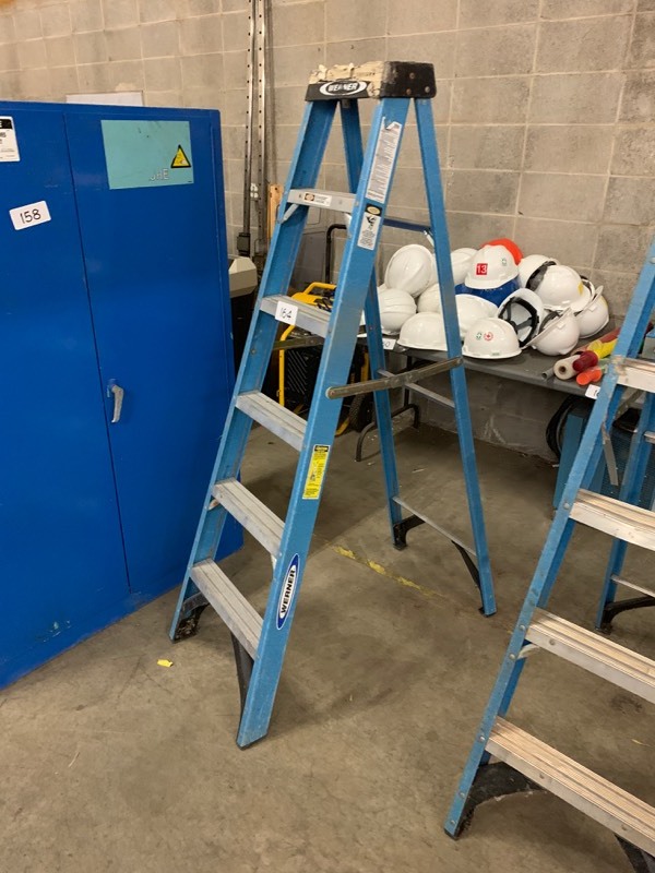 lot 164 image: Fiberglass step ladder