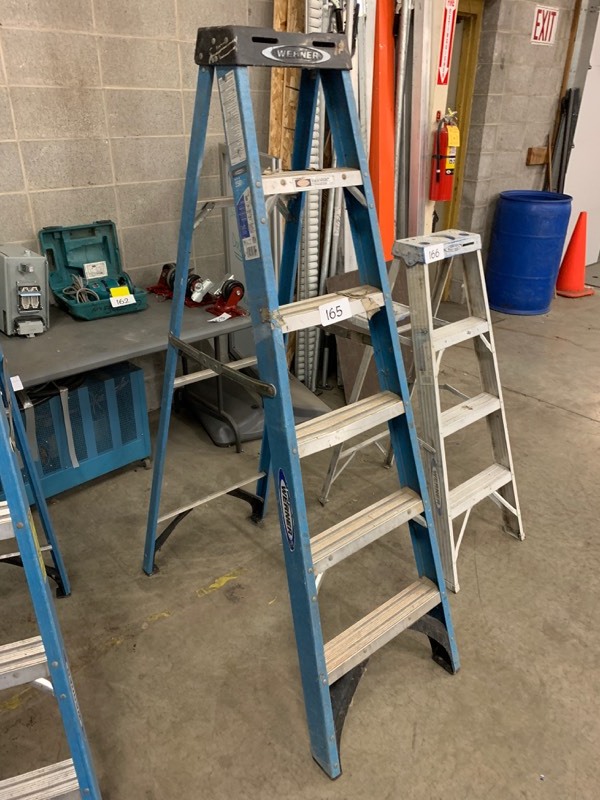 lot 165 image: Fiberglass step ladder