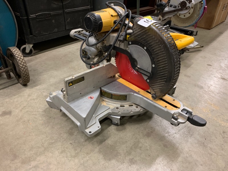lot 167 image: Sliding compound miter saw