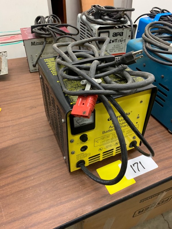 lot 171 image: Battery charger