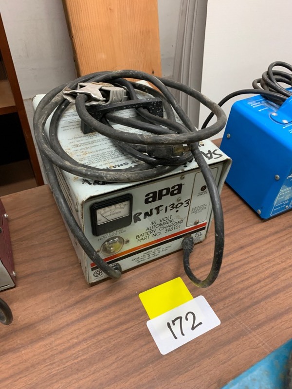 lot 172 image: Battery charger