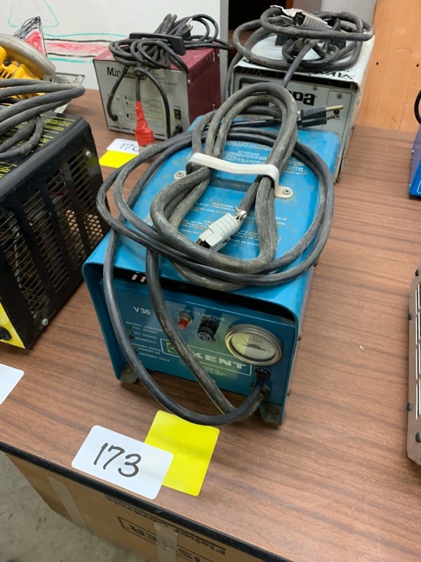 lot 173 image: Battery charger