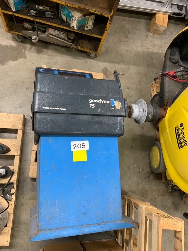 lot 205 image: Tire balancer