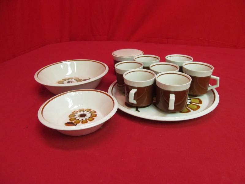 lot 1 image: Mikasa Light and Lively dishes