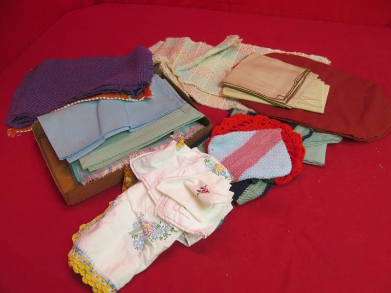 lot 9 image: table Linens
