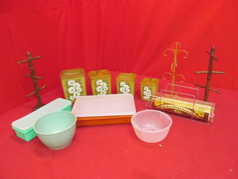 lot 12 image: Tupperware containers