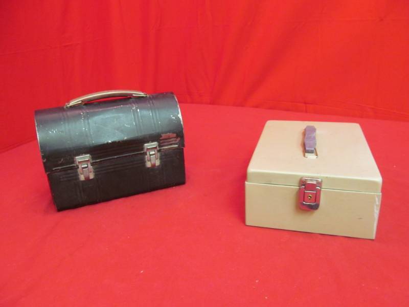 lot 18 image: vintage lunch box, cash box