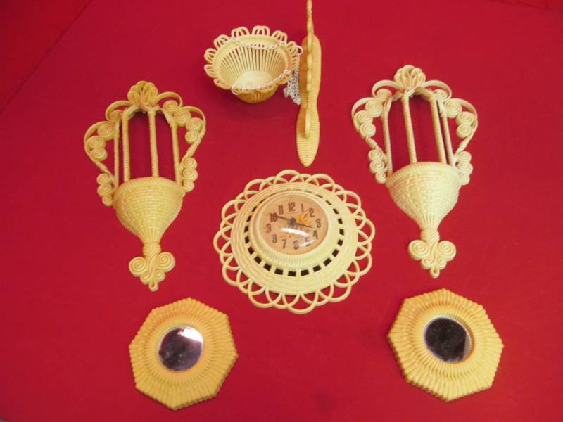 lot 24 image: vintage wall dcor
