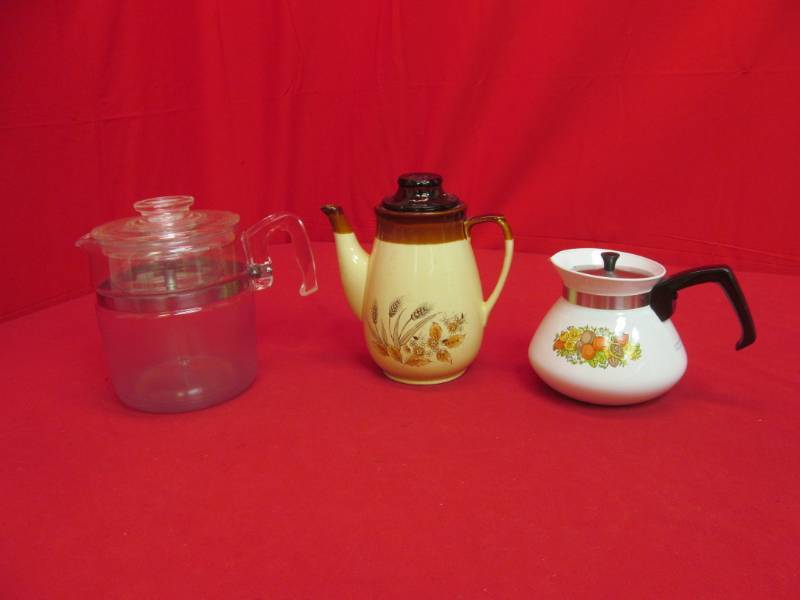 lot 25 image: Pyrex coffee pot, corning ware tea kettle, coffee server