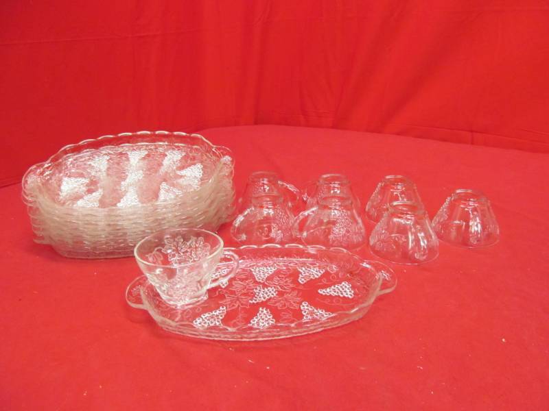 lot 41 image: vintage luncheon set