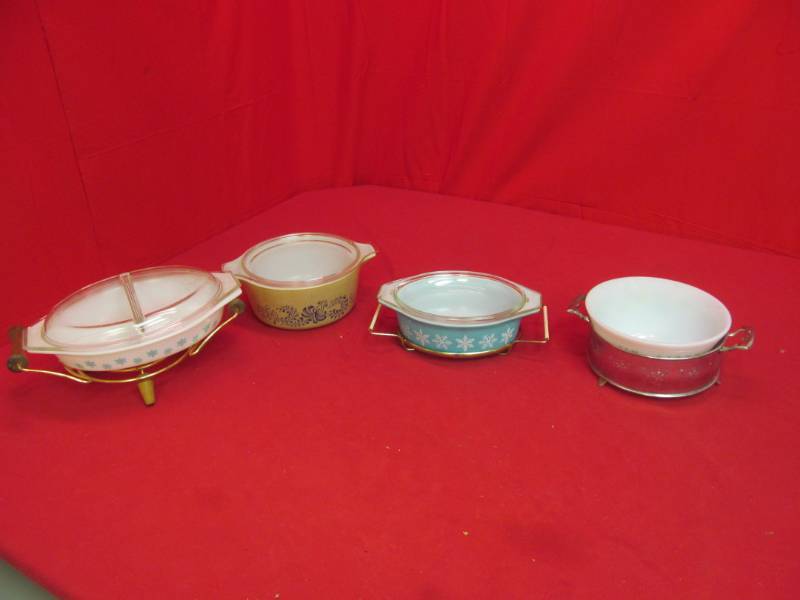 lot 43 image: Pyrex dishes
