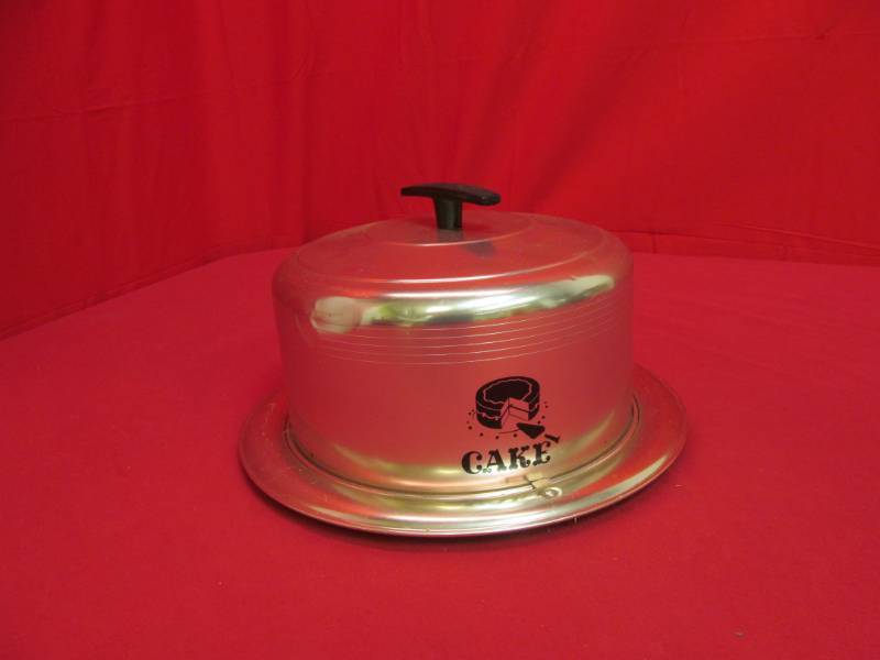 lot 67 image: west Bend cake keeper