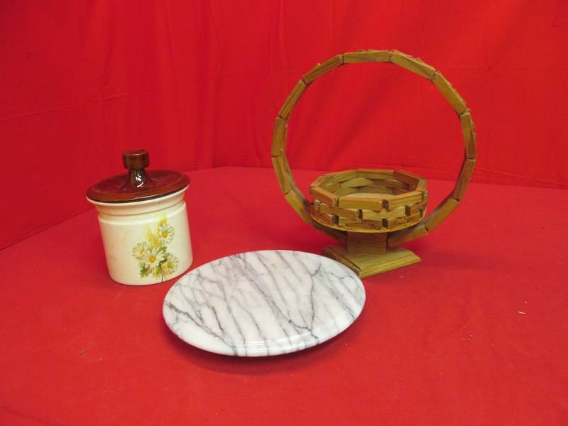 lot 79 image: kitchen ware