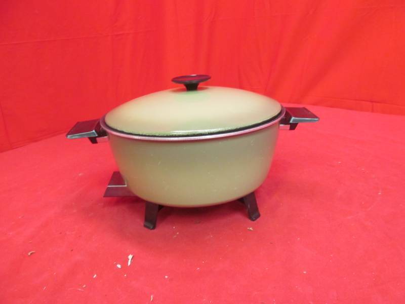 lot 103 image: West Bend electric roaster