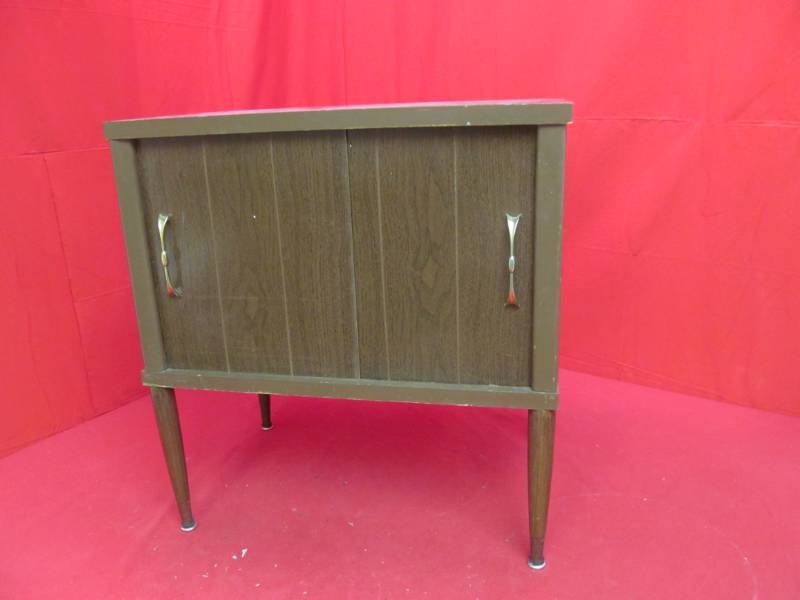 lot 107 image: vintage end table