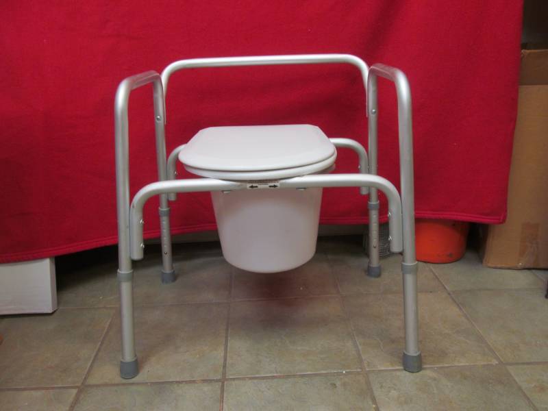 lot 114 image: commode