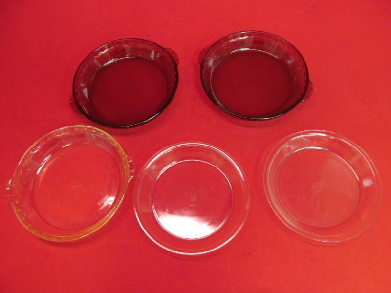 lot 126 image: Pyrex pie plates