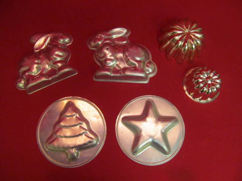 lot 130 image: vintage Aluminum cake molds