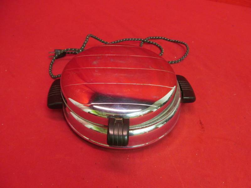 lot 168 image: Vintage waffle iron