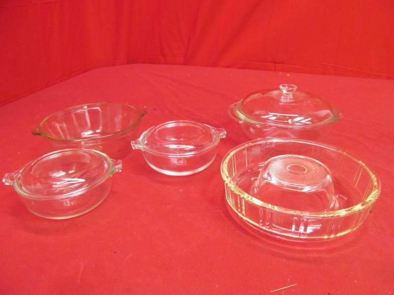 lot 186 image: Pyrex serving bowls