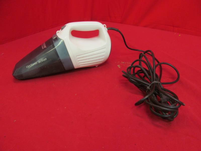 lot 204 image: Black N Decker dust buster