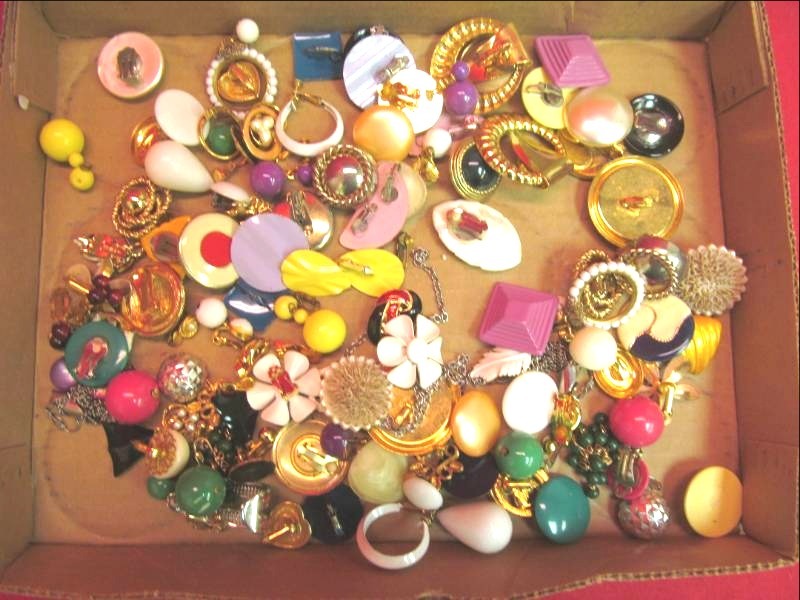 lot 222 image: Vintage jewelry